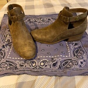 Baretraps Gahl brown / tan bootie ankle boots.